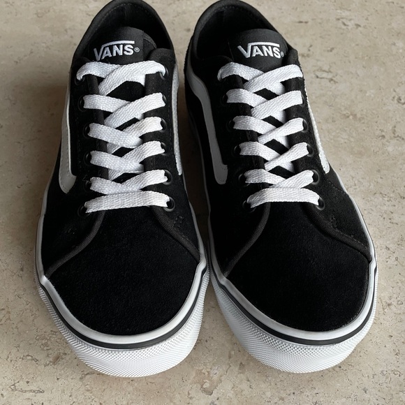 Vans Black and White Suede Canvas Lace-Up Sneakers, Men’s 7  Women’s 8.5 - Picture 2 of 8